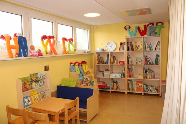 Mehrzweckraum mit Kinderbibliothek